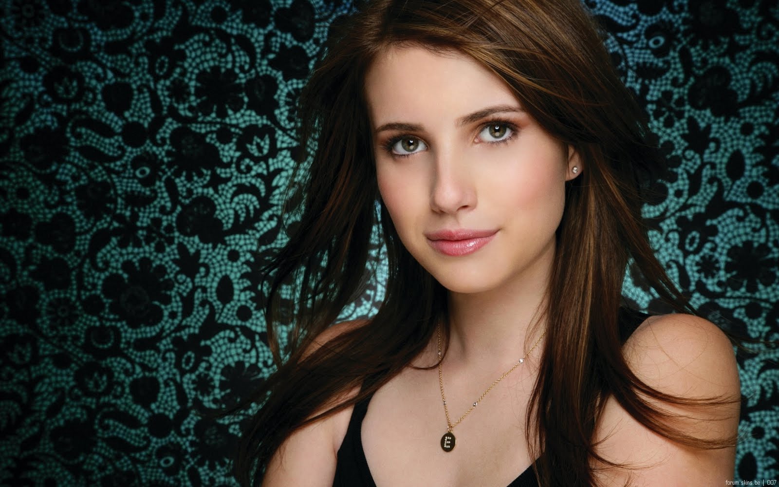 Emma Roberts Awesome Looking in Screaming 2