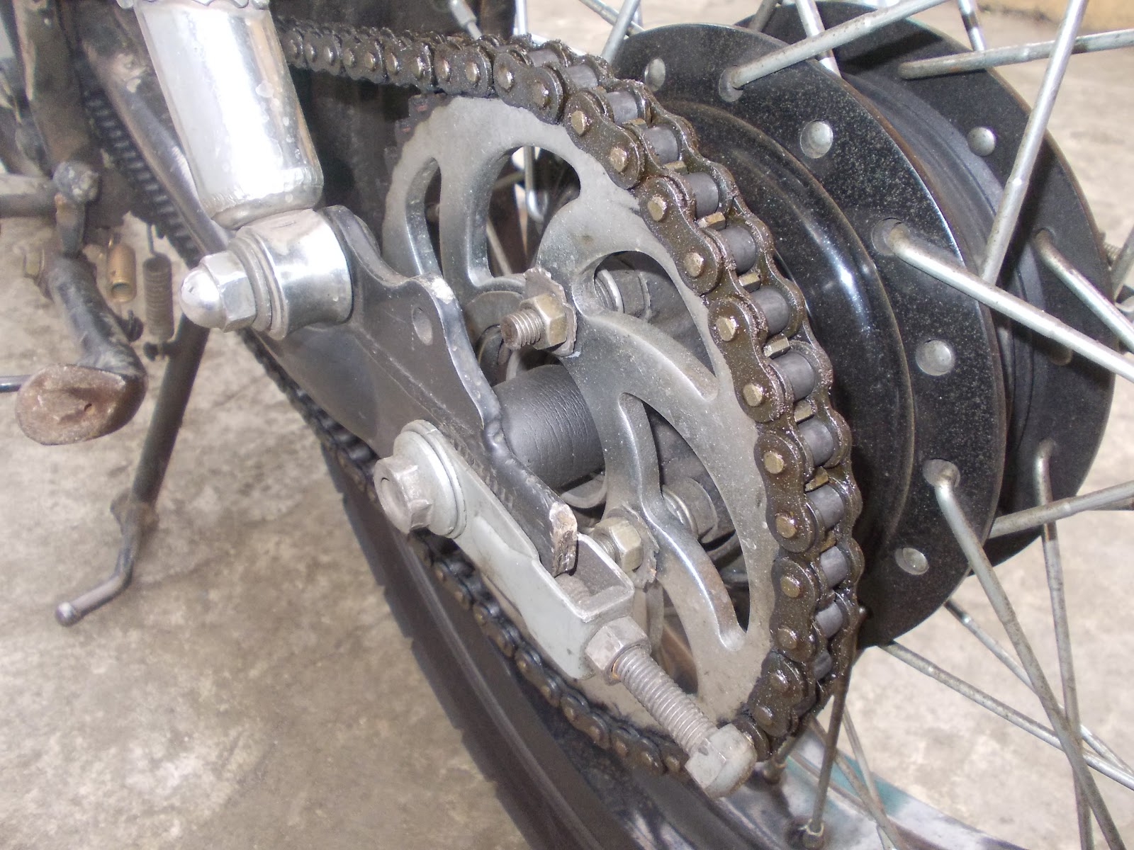 THUNDER 125 yang dimodif sedikit... TROMOL & NAP GEAR RXKING