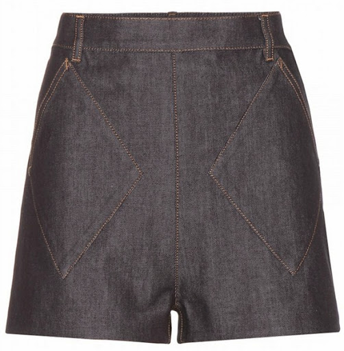 Model celana pendek denim dari Balenciaga ($371) Model celana pendek denim dari Balenciaga ($371)