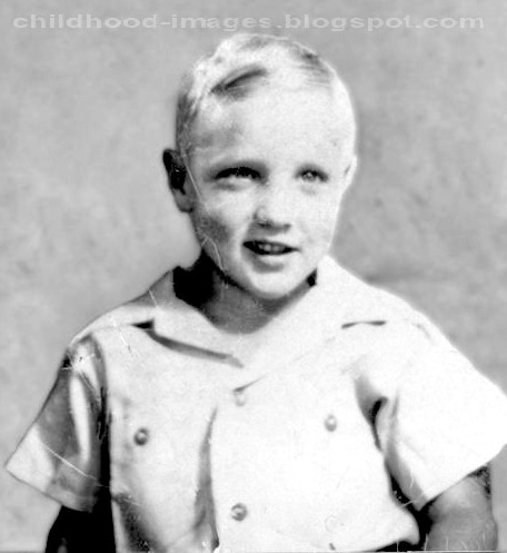 elvis presly essay Elvis presley and the rock n' roll transformation 4 pages 968 words december 2014 saved essays save your essays here so you can locate them quickly. elvis presly essay Elvis presley and the rock n' roll transformation 4 pages 968 words december 2014 saved essays save your essays here so you can locate them quickly.