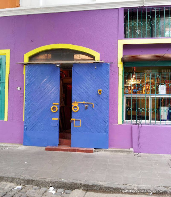 Frente pintado multicolor en La Boca Fachada y portón de un local comercial a colores
