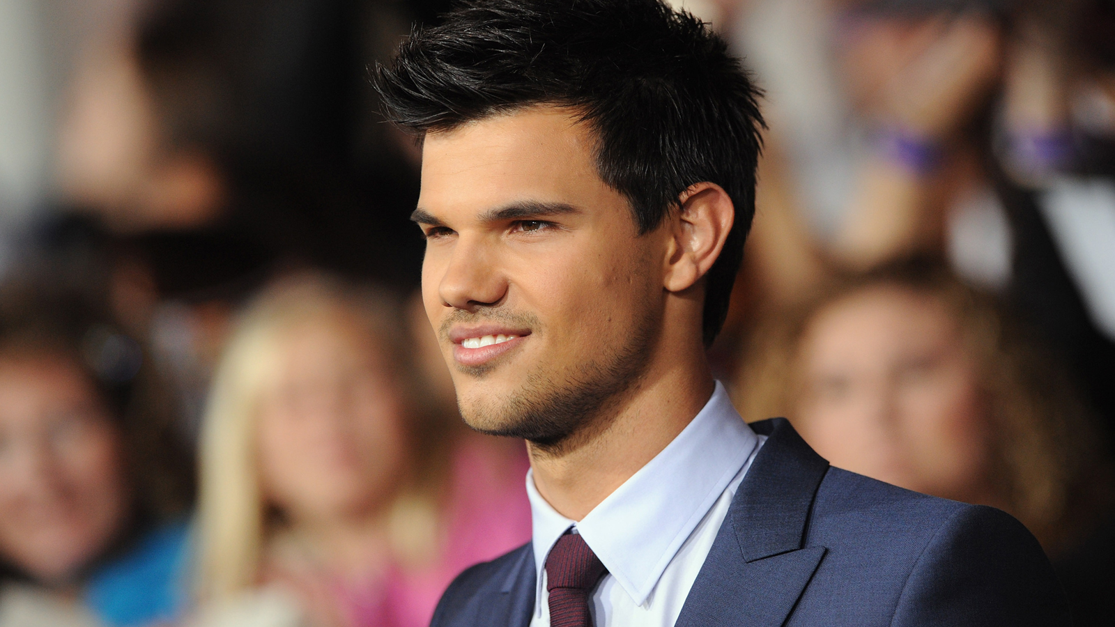 http://4.bp.blogspot.com/-EuEPt45qpsI/TsPGZP7RmLI/AAAAAAAAAoE/09xFeaw681k/s1600/taylor-lautner-breaking-dawn-premiere.jpg