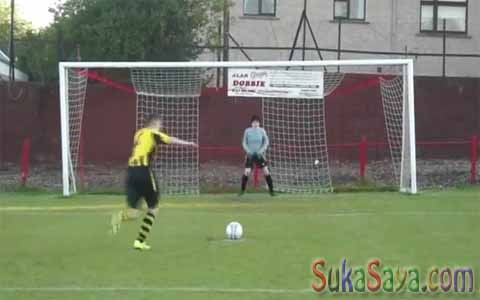 Gol Penalty Aneh Coba Tebak, Menurut Kalian Gol Penalty Ini Dianggap Sah Atau Tidak?