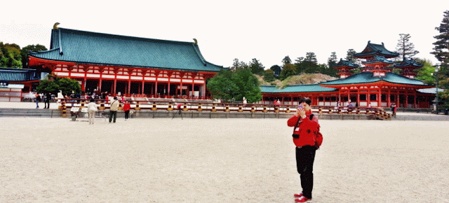 Chinese-style main gate Otenmon has green-blue Chinese-style roof tiles. It's painted in prominent vermillion (red-orange) color, which is believed to ward off evil spirits and disease. www.meheartseoul.blogspot.sg | Kyoto Heian Jingu Shrine