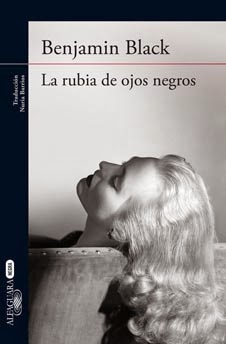 La rubia de los ojos negros. Sinopsis: Arranca la década de los cincuenta. Philip Marlowe se siente tan inquieto y solo como siempre y el negocio vive sus horas bajas cuando irrumpe en su despacho una nueva clienta: joven, rubia, hermosa y elegante, Clare Cavendish, la rica heredera de un emporio de perfumes, pretende que Marlowe encuentre a un antiguo amante, u n hombre llamado Nico Peterson.Sí: Banville/Black pone su pluma al servicio del espíritu de Raymond Chandler por encargo de sus herederos y resucita al legendario detective privado (ese hombre que no conoce a las mujeres, pero tampoco se conoce a sí mismo) para embarcarlo en una nueva y peligrosa aventura en las calles de Bay City. Arranca la década de los cincuenta. Philip Marlowe se siente tan inquieto y solo como siempre y el negocio vive sus horas bajas cuando irrumpe en su despacho una nueva clienta: joven, rubia, hermosa y elegante, Clare Cavendish, la rica heredera de un emporio de perfumes, pretende que Marlowe encuentre a un antiguo amante, u n hombre llamado Nico Peterson.Sí: Banville/Black pone su pluma al servicio del espíritu de Raymond Chandler por encargo de sus herederos y resucita al legendario detective privado (ese hombre que no conoce a las mujeres, pero tampoco se conoce a sí mismo) para embarcarlo en una nueva y peligrosa aventura en las calles de Bay City.