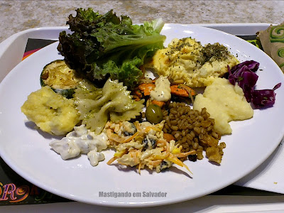 Orgânico Alimentos Saudáveis: Prato com opções do buffet Orgânico Alimentos Saudáveis: Prato com opções do buffet