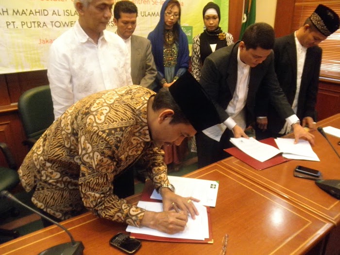 RMI Tandatangani MoU Pembangunan Tower Seluler di Pesantren