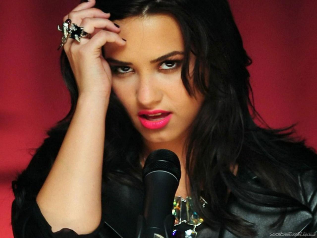 http://4.bp.blogspot.com/-F27x3i4CLa0/TsDDazQuhiI/AAAAAAAAAt8/T3XJnCAKaw4/s1600/demi_lovato_hot_wallpaper-1280x960.jpg