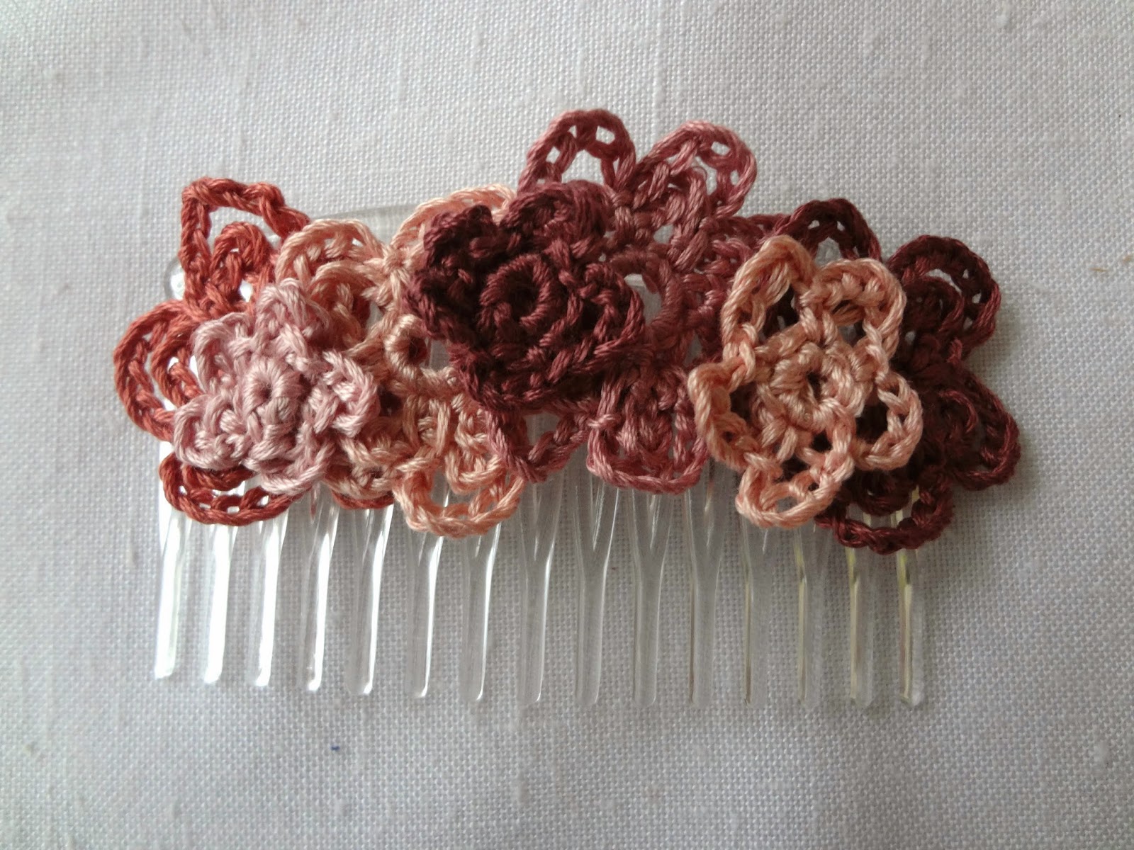Little Treasures Make a Flower Hair comb free flower pattern