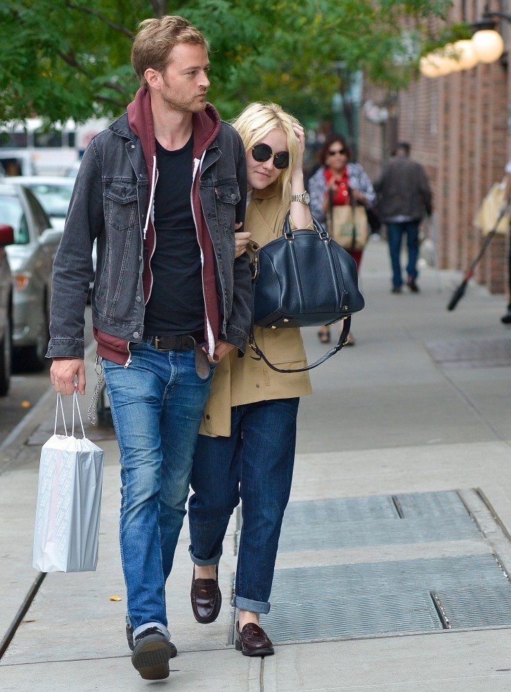 Oculta en el crepúsculo Dakota Fanning y su novio Jamie Strachan en el centro de Manhattan