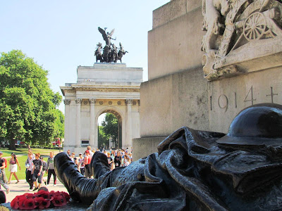 cenotaph, 1914, Wellington Arch, poppies, London, remembrance, fallen solider,