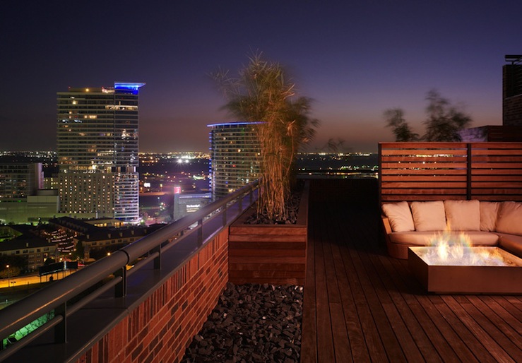 Small roof terrace with planters, lighting & bottle of wine ... Ispirazioni Balcone Barandales