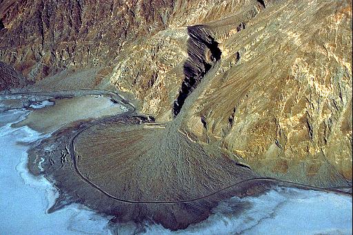 How does alluvial fan differ from a delta? | yahoo answers