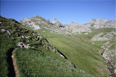 Al pasar el promontorio la senda se bifurca