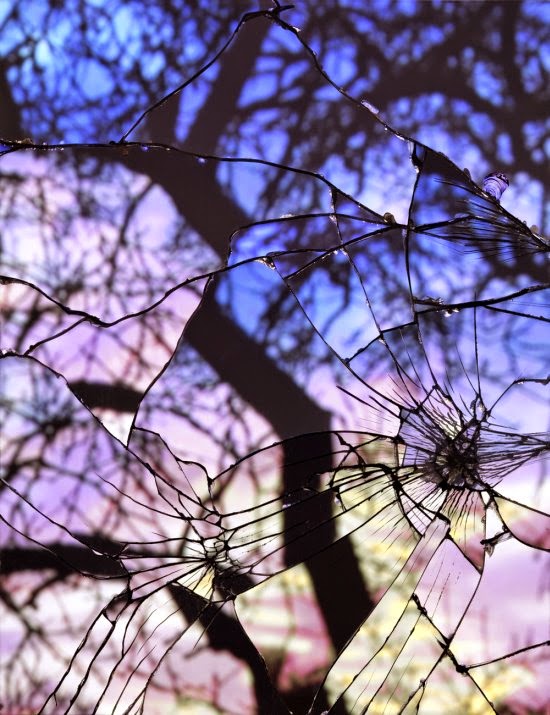 As lindas fotografias com pores do sol vistos através de espelhos quebrados de Bing Wright Bing Wright fotografia céus espelho quebrado broken mirror evening skies