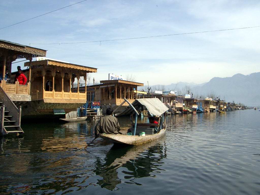 http://4.bp.blogspot.com/-FDrKnkOy9c0/TnMkDrw_5QI/AAAAAAAAAEg/tG_yhiRY94w/s1600/2514Boulevard_Dal_Lake_Srinagar.JPG