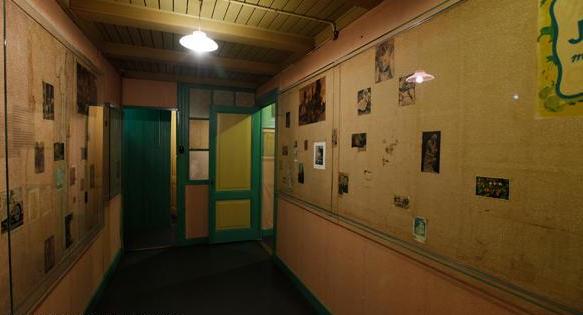 Una de las dependencias con fotos y dibujos de Ana Frank (foto de la página oficial del museo)