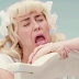 Miley Cyrus encarna uma bebê teimosa no clipe de “BB Talk”, mais uma do álbum “Her Dead Petz”