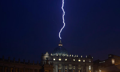 http://4.bp.blogspot.com/-FGc2jhpgl4I/USHxJzXN0LI/AAAAAAAAEdY/dKbgIhVfyi4/s400/Lighting-at-Vatican-011.jpg