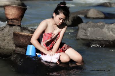 gadis desa mandi di kali