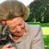 Η βασίλισσα με το σκύλο της...