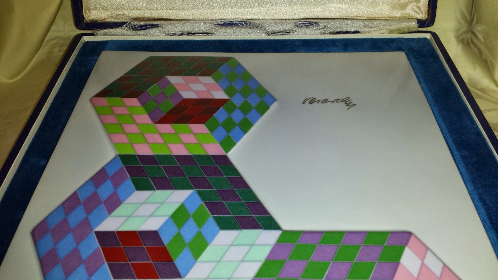 Plaque en céramique de Zsolnay - décor de Victor Vasarely - gros plan montrant la signature au recto Plaque en céramique de Zsolnay - décor de Victor Vasarely - gros plan montrant la signature au recto