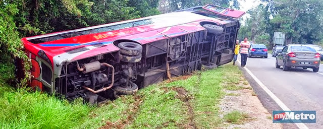 Gambar Bas Bawa Rombongan Pengantin Lelaki Terbalik Di Jerteh, Terengganu Bas terbalik