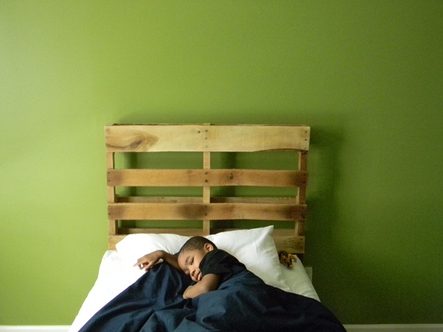 10 ideias de cabeceiras de cama com paletes de madeira reciclados