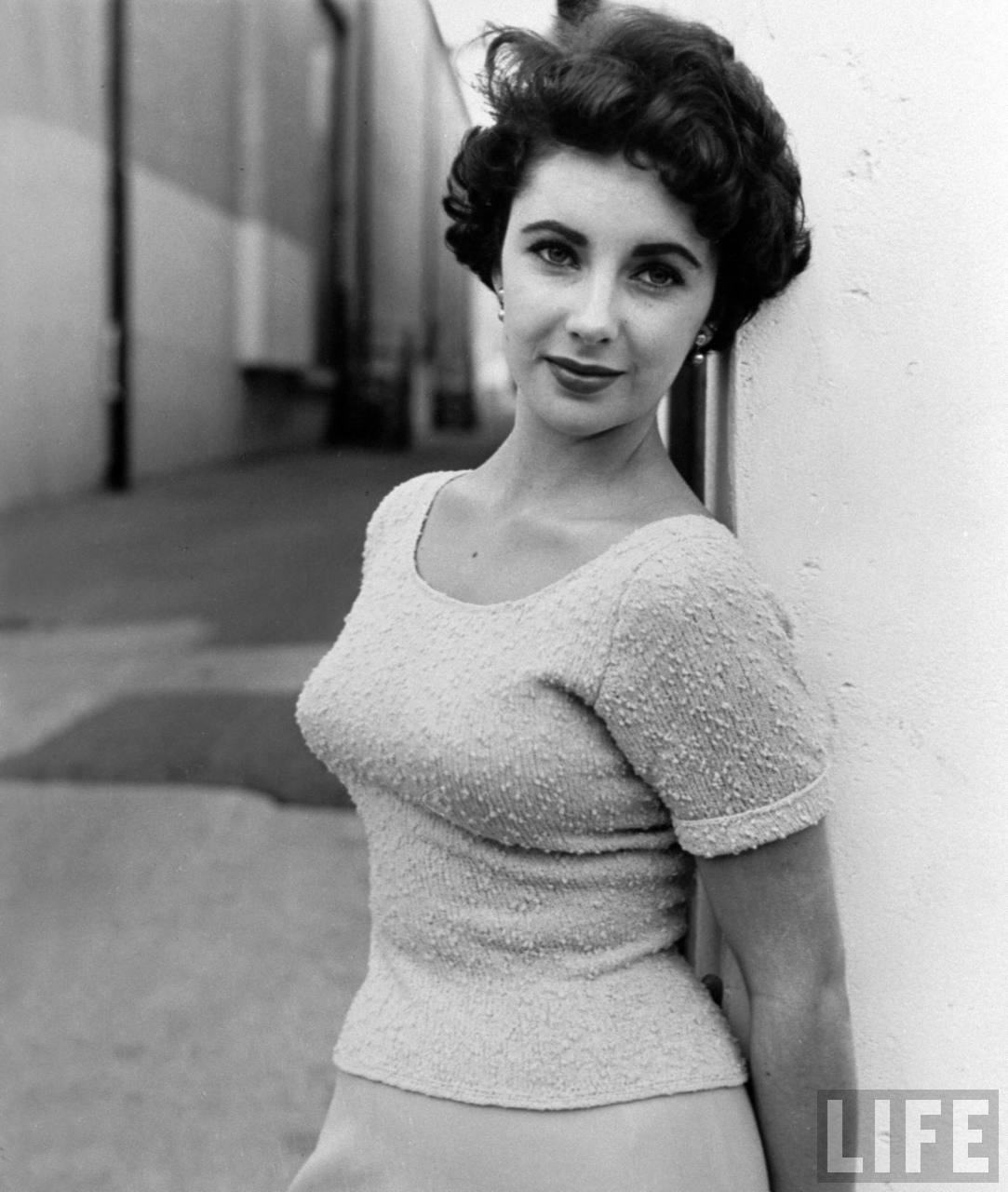 ElizabethTaylor-ParamountBacklot-Feb1950.jpg