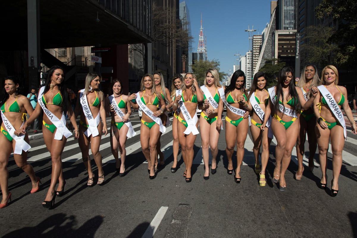 http://4.bp.blogspot.com/-FMs-cfJ5r3o/VdYYveUuYdI/AAAAAAAABak/f3puPBkM2Wg/s1600/butt-brazil-contestants-promote-contest-sao-paulo%2B%25282%2529.jpg