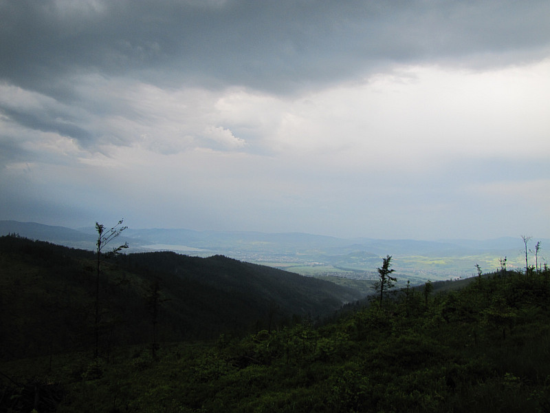 Glinne (1034 m n.p.m.). Widok na Kotlinę Żywiecką i Beskid Mały. Glinne (1034 m n.p.m.). Widok na Kotlinę Żywiecką i Beskid Mały.