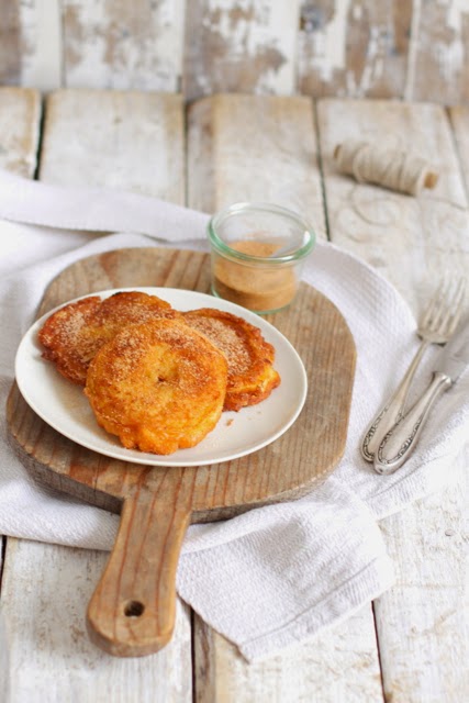 Duftendes Herbst-Soulfood: Apfelküchle mit Zimt und Zucker.