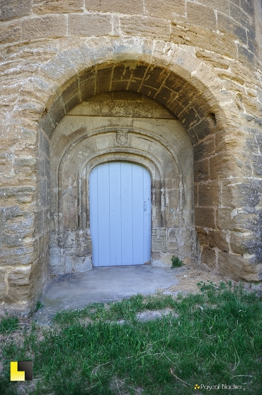 porte d'accès au château de suze la rousse en cas d'attaque photo pascal blachier porte d'accès au château de suze la rousse en cas d'attaque photo blachier pascal