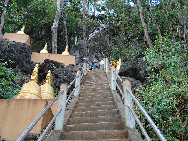TAILANDIA: Sobreviviendo a los 1237 escalones del templo de la Cueva del Tigre en Krabi