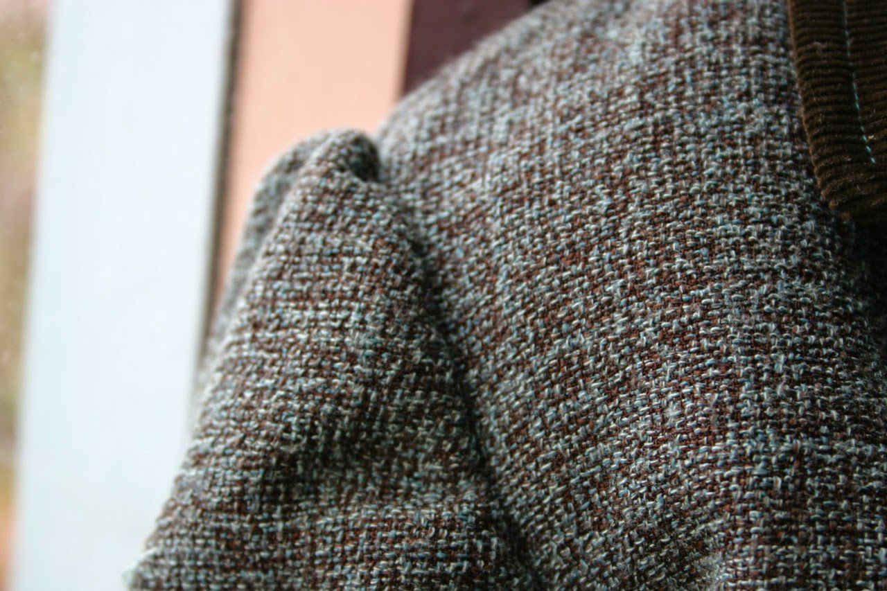 The Design Loft Sleeve cap ease to fit around your shoulder is a myth