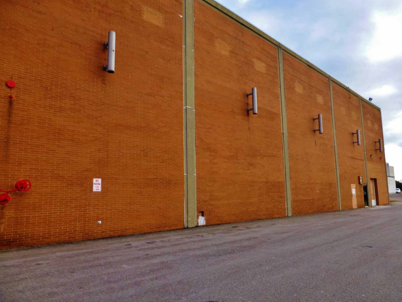 Dead and Dying retail Mellett Mall / Canton Centre in Canton, Ohio