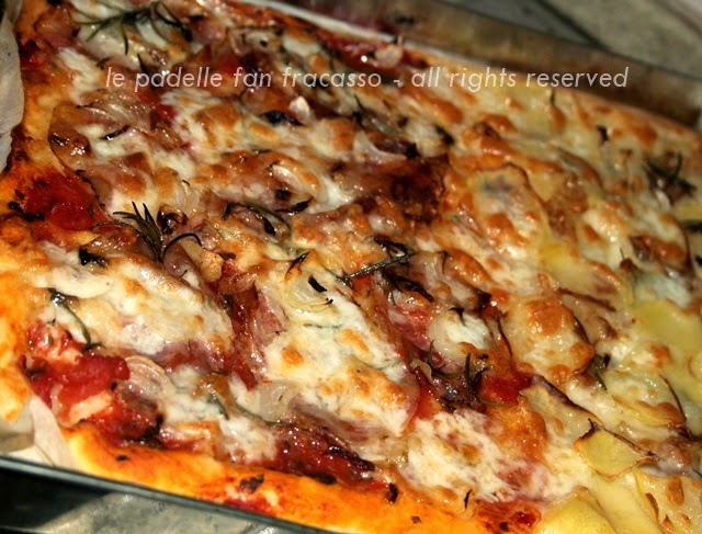 pizza in teglia veloce con guanciale stagionato e il mare sullo sfondo