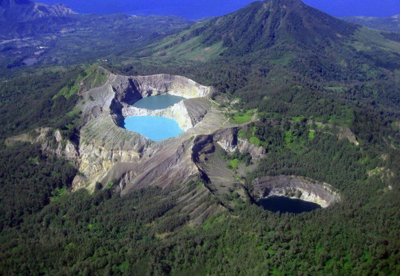 kelimutu-flores-ignaz-w-mudja.jpg