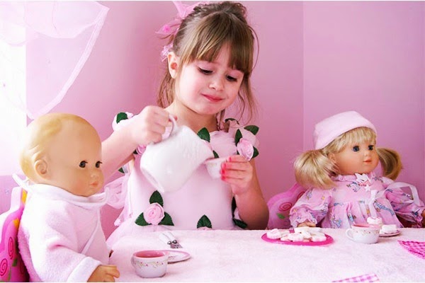 nena jugando con muñecas