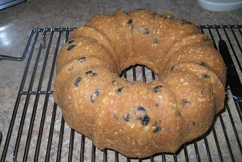 akawest Applesauce Raisin Pound Cake