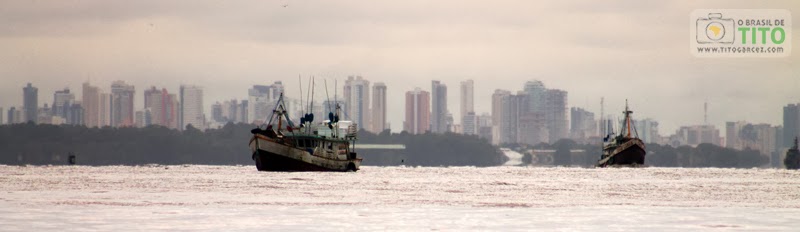Barcos e a verticalização de Belém vistos da baía do Guajará - Por Tito Garcez Barcos e skyline de Belém vistos da baía do Guajará