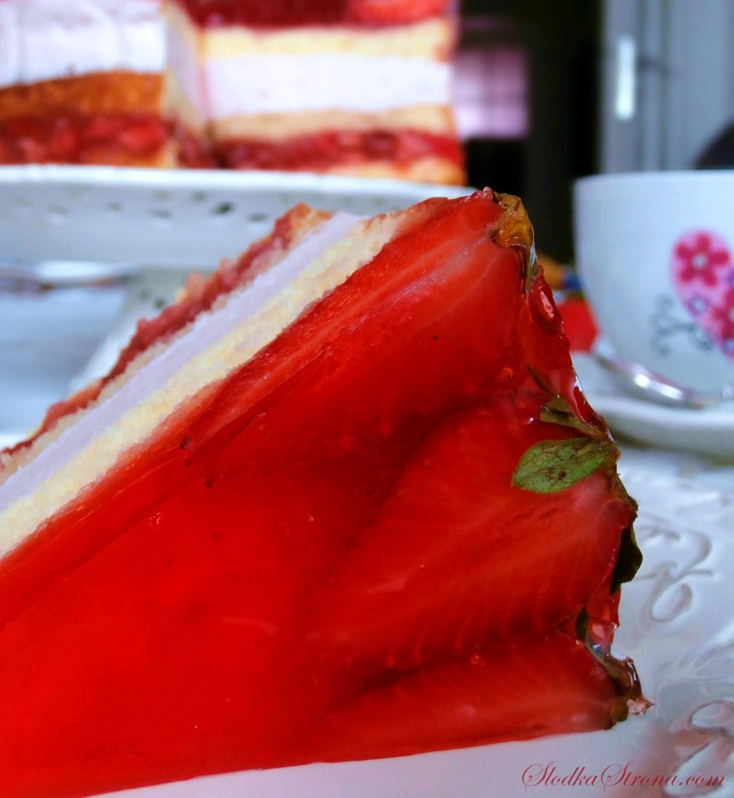 Tort Truskawkowy na Biszkopcie z Kremem Jogurtowym, Masą z Frugo i Kawałkami Owoców - Przepis - Słodka Strona