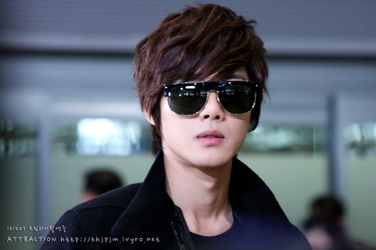 http://4.bp.blogspot.com/-FWeDaR7ozks/UMVkbyeE0OI/AAAAAAAAD2o/ESgJIUGyf08/s1600/Wallpaper-Kim-Hyun-Joong-13.jpg