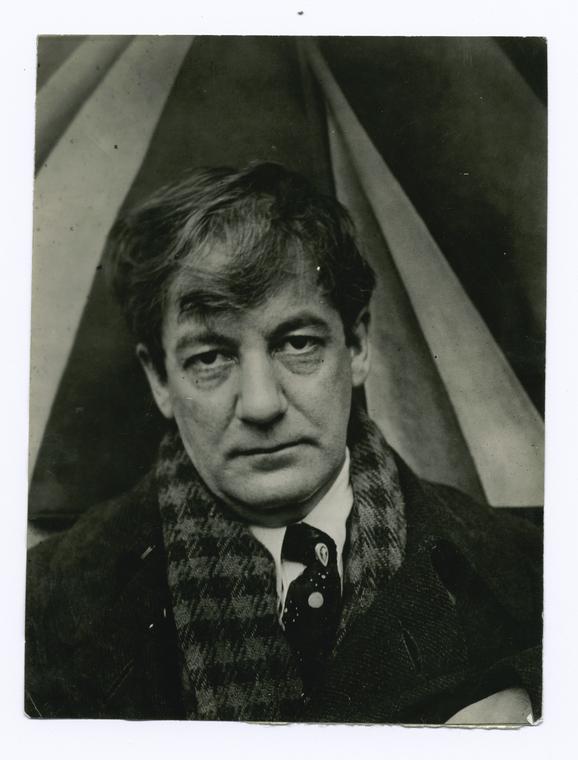 war by sherwood anderson In 1912, sherwood anderson was married with three children, 36 years old and running a mail-order paint business out of a warehouse in elyria, ohio anderson encouraged him to write about sexual yearning and his experience in world war i. war by sherwood anderson In 1912, sherwood anderson was married with three children, 36 years old and running a mail-order paint business out of a warehouse in elyria, ohio anderson encouraged him to write about sexual yearning and his experience in world war i.