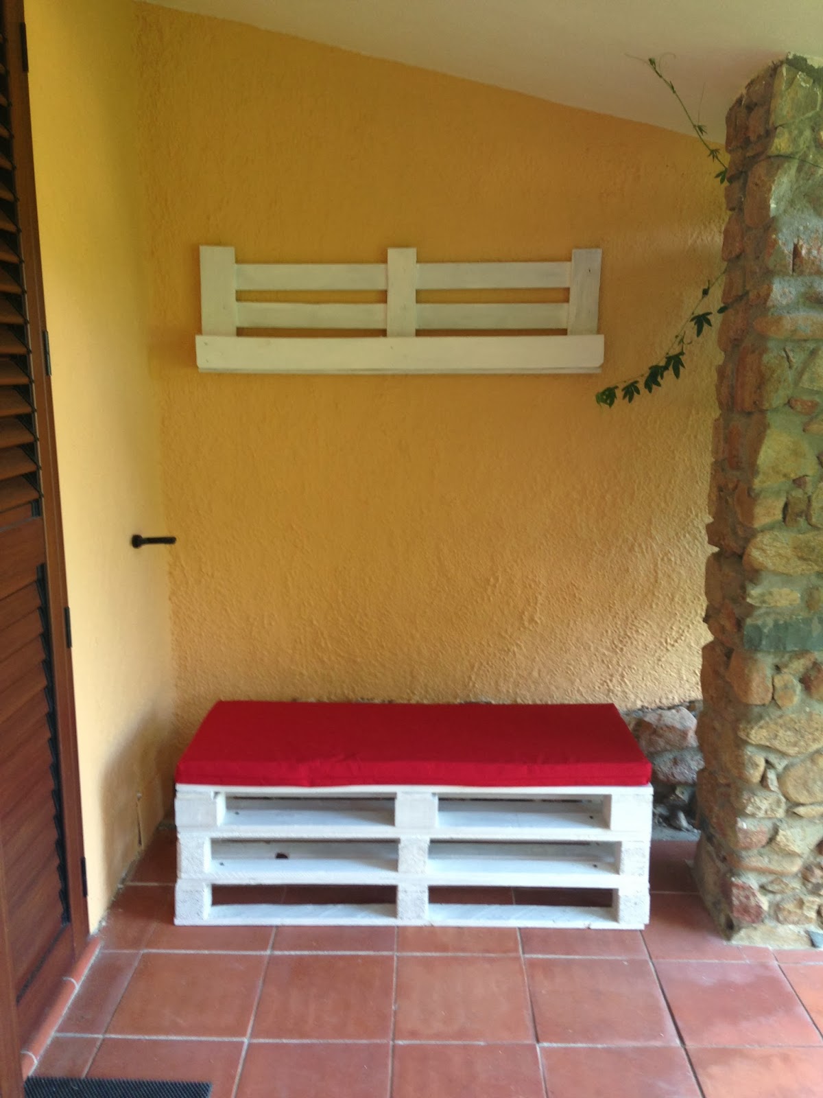 Mensole con bancali. la clientela con divano e tavolino porta ... Mensole con pallet