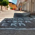 <center>Morador Indignado escreve mensagem em frente á sua garagem</center>