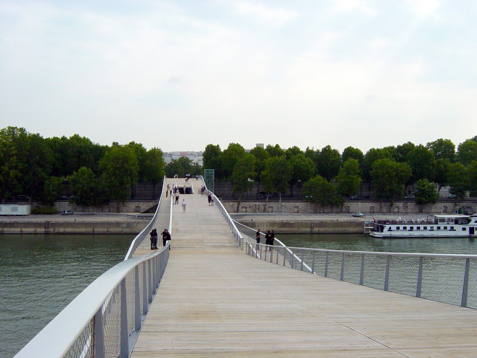 Paris, d'un pont à l'autre La passerelle SimonedeBeauvoir, pont des