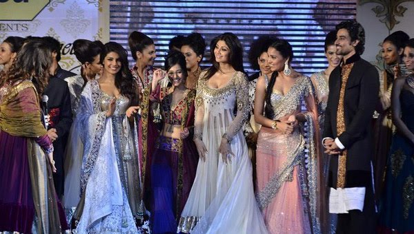 http://4.bp.blogspot.com/-FZDpBuVBcJo/TbONbXhR5tI/AAAAAAAADrc/lPzk7il9oYs/s1600/Hrithik%2BRoshan%2BMijwan%2BFashion%2BShow%2B2011%2B%252814%2529.jpg
