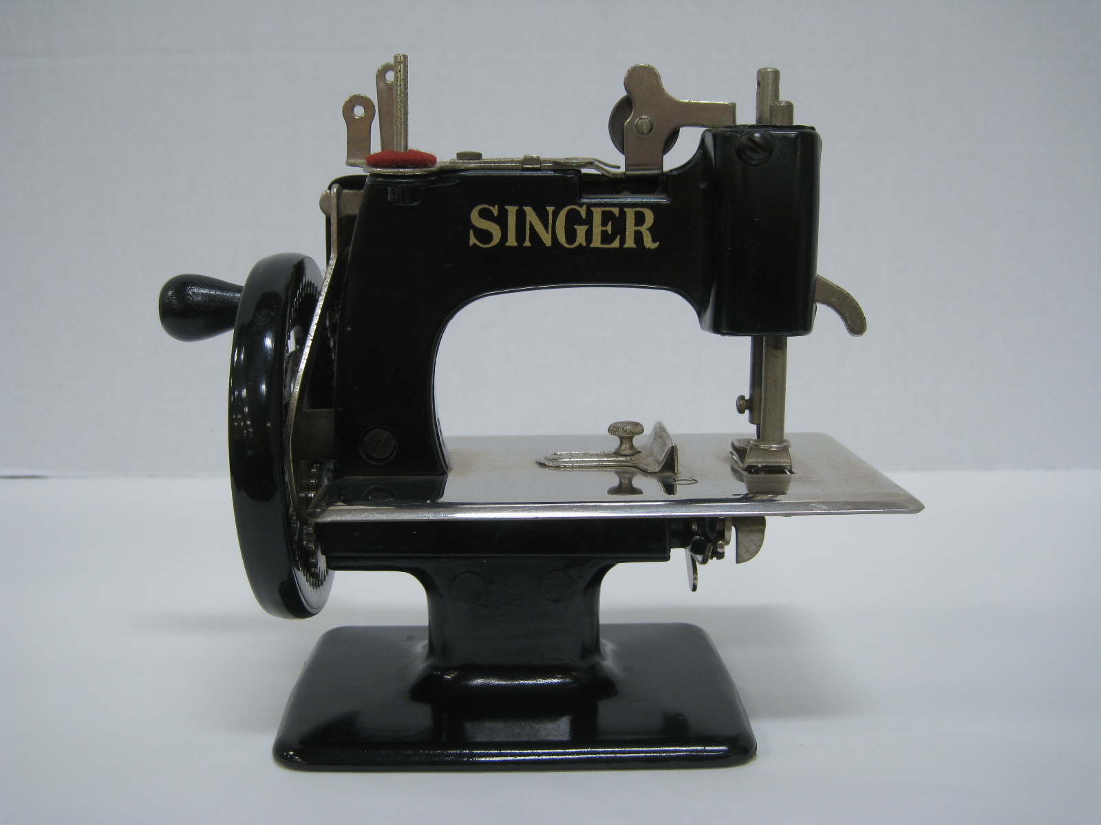 Antiques, Art, and Collectibles: Vintage Child's Singer Sewing Machine