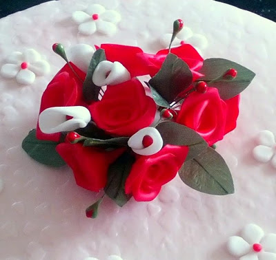 Detalhe das flores do bolo de noivado decorado com pasta americana e recheado de nozes com chocolate branco.